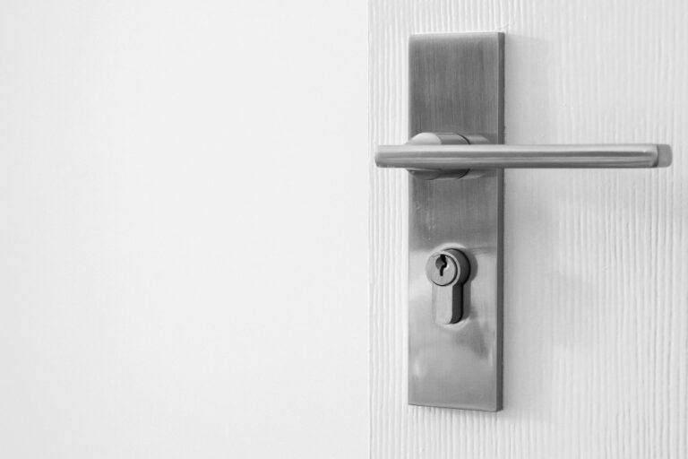 modern-door-handle-with-keyhole-white-door (1)